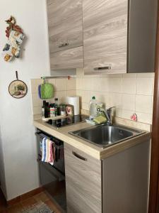 a kitchen with a sink and a counter at La Tua Casina in Torrenieri