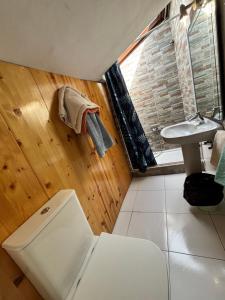 un baño con inodoro y lavabo en Hotel Viar, en Cabezón de la Sal 26 fotos más