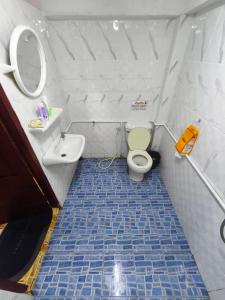 a bathroom with a toilet and a sink at taitoon hostel&cafe in Chiang Rai