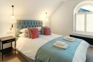 a bedroom with a large bed with two towels on it at 4 Bed in Windermere oc-lr026 in Windermere