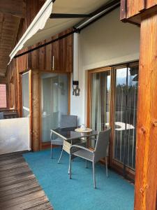 a patio with a table and chairs on a porch at Ferienwohnung Waldheim in Greifenburg