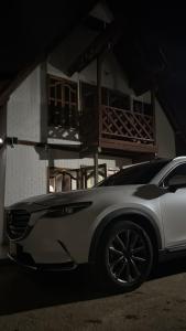 a white car parked in front of a house at Cabaña Niva in Coveñas
