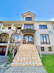 a building with stairs leading up to a door at Hotel Perla in Satu Mare