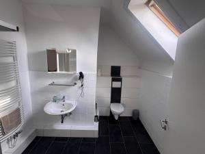 Bilik mandi di Hotel Rademacher