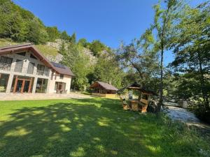 a large yard with a house and a tree at La Stanca in Cheia