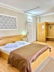 a bedroom with a large bed in a room at Hotel Perla in Satu Mare