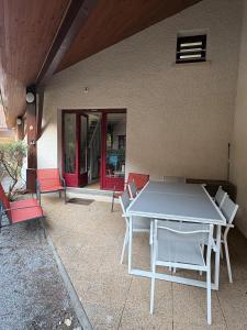 a table and chairs in front of a building at Appartement porteteni in Vieux-Boucau-les-Bains