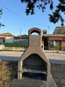 a statue of a kettle sitting in front of a building at Villa Maria in Mángana