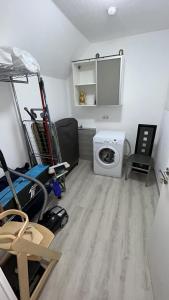 a room with a washing machine and a washer at Apartment Grieshop in Dinklage