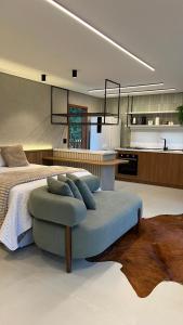 a bedroom with a large bed with a blue ottoman at Cabana No Lago in Rancho Queimado