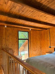 a bedroom with a bed and a window at Babitouli-1 in Niabauri