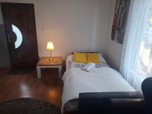 a bedroom with a bed and a table with a lamp at DOMEK na górce u Celiny in Dargobądz