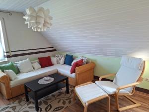 a living room with a couch and two chairs at Ferienwohnung am Vogelsteig in Pegnitz