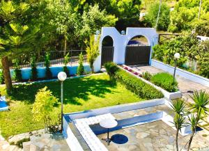 an aerial view of a garden with a pool at Villa Naya by the Beach in Anavyssos