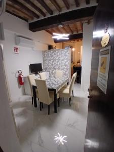 a dining room with a table and chairs at B&B Casa Merulo- Camera singola con bagno privato in Parma