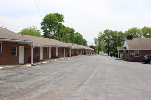 una strada vuota di fronte a una fila di edifici di Penn Amish Motel a Denver