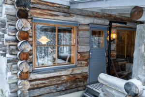 a log cabin with a window and a door at HilleVilla by Holiday in Lapland in Ylläsjärvi +32 photos