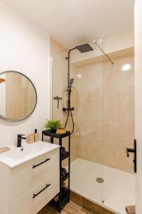 a bathroom with a shower and a sink at Appartement refait à neuf, 4 pers à Courseulles in Courseulles-sur-Mer +16 photos