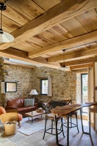 a living room with a couch and a table at Le Nid de la Breizhidence in Combourg