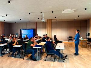 a woman standing in front of a group of people in a classroom at HOTEL NOVO CENTRO in Petrolina