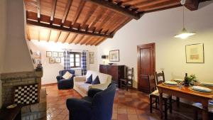 a living room with a couch and a table at Agriturismo Villa Opera in Volterra