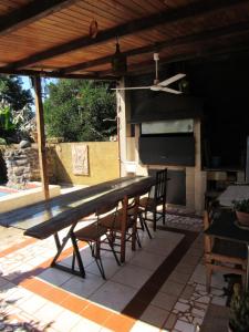 a table and chairs on a patio with an outdoor grill at Casa de huéspedes cochera cubierta in Oberá