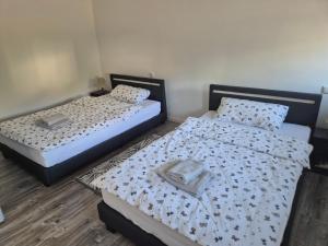 two beds sitting next to each other in a bedroom at MemaFerienwohnung in Gerolstein