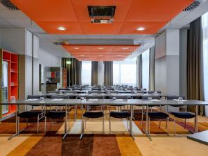 a large conference room with tables and chairs at Novotel München Airport in Freising