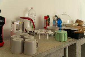 a counter with cups and other items on it at Casa Delle Bollicine in Bigolino