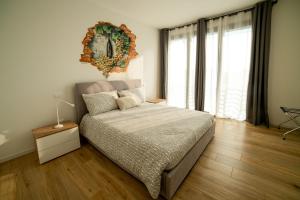 a bedroom with a bed and a mirror on the wall at Casa Delle Bollicine in Bigolino