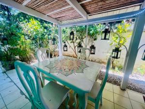 a table and chairs on a screened porch with a table and chairsktop at Toro Blanco in Coco