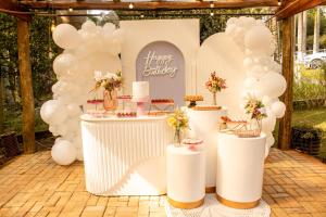 a birthday party with balloons and a table with a cake at Chácara Eldorado in Amparo +75 photos