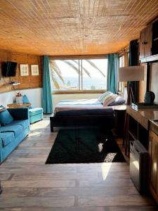 a bedroom with a bed and a large window at Hostal Maitencillo Norte in Maitencillo