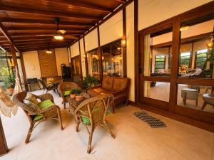 a living room with wicker chairs and tables at Casa Moderna e Espaçosa com Piscina e Lareira na Serra da Cantareira in Mairiporã