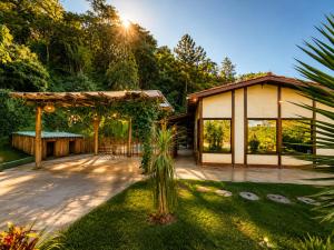 a patio with a gazebo in a yard at Casa Moderna e Espaçosa com Piscina e Lareira na Serra da Cantareira in Mairiporã +45 photos