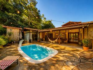 a swimming pool in the backyard of a house at Casa Moderna e Espaçosa com Piscina e Lareira na Serra da Cantareira in Mairiporã