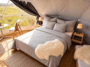 a bedroom with a bed in a tent at Trysil Glamping in Trysil
