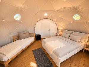 a bedroom with two beds in a tent at Trysil Glamping in Trysil