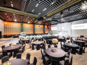 a large banquet hall with tables and chairs at Grand Mercure Ambassador Changwon in Changwon +96 photos