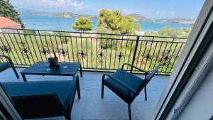 a balcony with a table and chairs and a view at Regina Maris in Betina