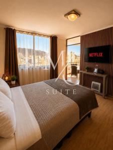a hotel room with a bed and a sign on the wall at Disponible Exclusivo Depto Central. Clinica Antofagasta. Wi-Fi Parking y Factura in Antofagasta