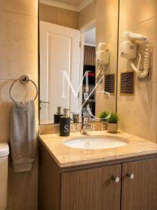 a bathroom with a sink and a mirror at Disponible Exclusivo Depto Central. Clinica Antofagasta. Wi-Fi Parking y Factura in Antofagasta