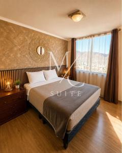 a bedroom with a large bed with a window at Disponible Exclusivo Depto Central. Clinica Antofagasta. Wi-Fi Parking y Factura in Antofagasta
