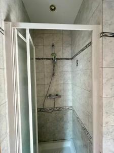 a bathroom with a shower with a tub and a shower at Mélodies d'Alsace in Lipsheim