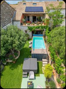 an overhead view of a backyard with a swimming pool at VILLA ARTEMIA - chambre d hôtes labellisée massages-piscine-climatisation in Sigean