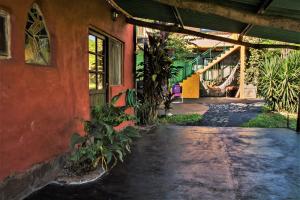 an outside view of a building with a walkway at Casa de huéspedes cochera cubierta in Oberá