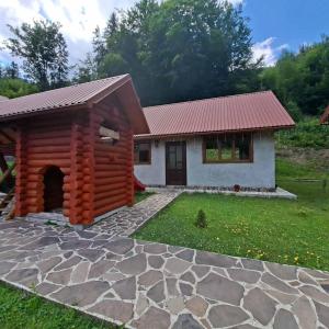 a house with a log cabin at Садиба Припір in Abranka