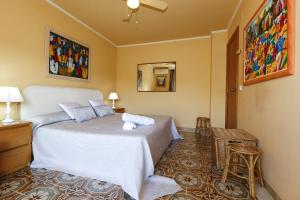 a bedroom with a bed and a table and a mirror at Villa Cococha in Salou