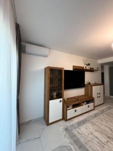 a living room with a flat screen tv at Emerald House 5 in Scheia