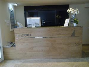 a nocapa counter with a computer on top of it at Apartamentos Áncora in Barro de Llanes